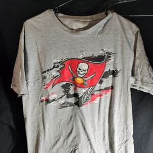 Fanatics Gray and Red Tampa Bay Buccaneers Pirate Flag Tee